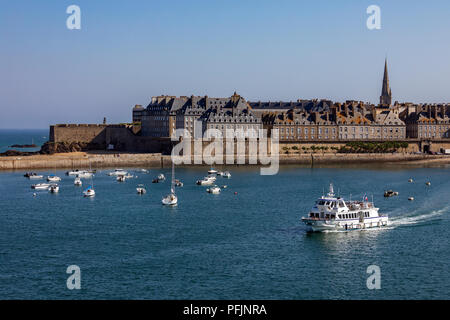 Die ummauerte Stadt Saint Malo an der bretonischen Küste im Nordwesten von Frankreich. Stockfoto