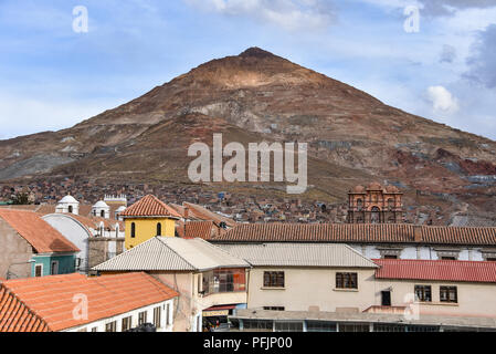 Blick auf den Cerro Rico Berg von der Dachterrasse des San Lorenzo Kapelle, Potosi, Bolivien Stockfoto