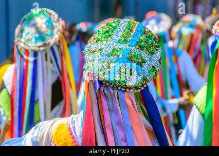 Männer, gekleidet in farbenprächtige Kleidung und Hüte an einem populären religiösen Festival in Minas Gerais, Brasilien Stockfoto