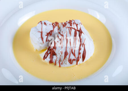 Französische Dessert - Ile flottante oder Bird's Milch ist ein Dessert französischer Herkunft, bestehend aus Baiser schwimmend auf Creme Anglaise oder Vanillepudding ser Stockfoto