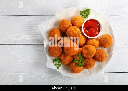 Köstliche Kroketten - kartoffelpüree Kugeln mit geriebenen Mozzarella Käse abgeschmeckt mit Gewürzen, paniert und tief in Olivenöl gebraten, serviert wi Stockfoto