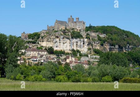 Frankreich, Perigord, Chateau de Beynac, Schloss aus dem 12. Jahrhundert in strategische Position auf steilen Kalkfelsen über dem Tal der Dordogne Stockfoto