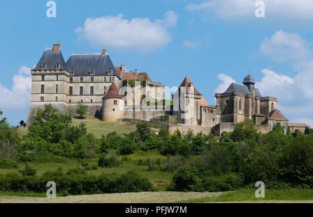 Frankreich, Perigord, Chateau de Biron, befestigten Mauern der Burg mit dem 12. Jahrhundert halten und gotische Kapelle auf einem Hügel gebaut Stockfoto