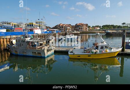 Frankreich, Capbreton, Fischerboote amd Yachten vor Anker zu Anlegestelle und die habour Wände Stockfoto