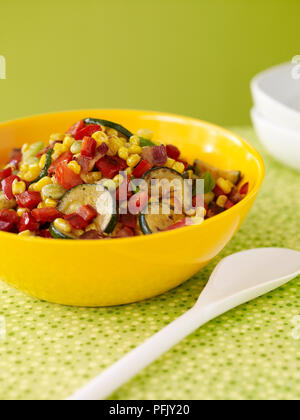 Schüssel aus gerösteten Gemüse Salat, mit Löffel in der Nähe Stockfoto