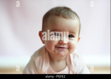 Portrait von baby girl, lächelnd, Vorderansicht Stockfoto
