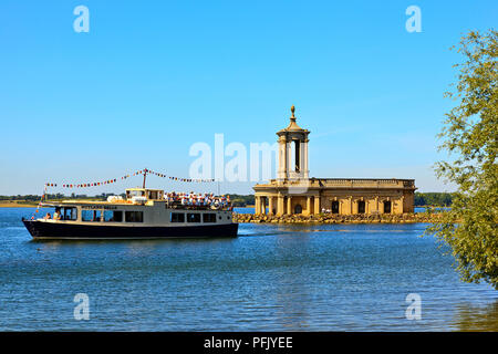 Rutland Belle passing Normanton Kirche auf Rutland Water Stockfoto