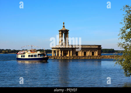 Rutland Belle passing Normanton Kirche auf Rutland Water Stockfoto