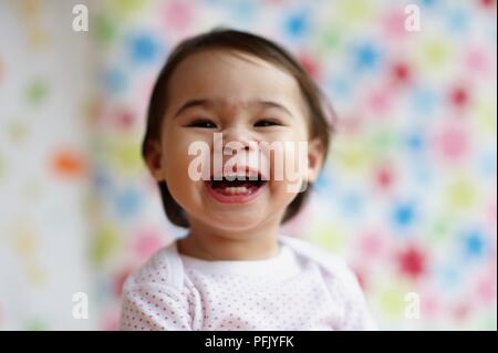 Portrait von baby girl, lächelnd, Vorderansicht Stockfoto