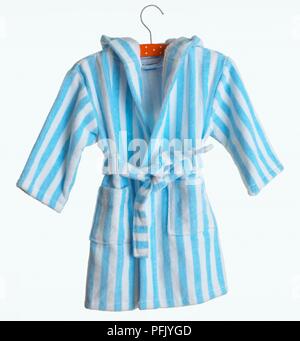 Blau und Weiß Gestreifte Kinder Bademantel auf Kleiderbügel Stockfoto