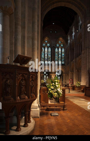 Grossbritannien, England, Hampshire, Romsey, Romsey Abbey, Ansicht von innen mit Holz geschnitzte Kanzel im Vordergrund. Stockfoto