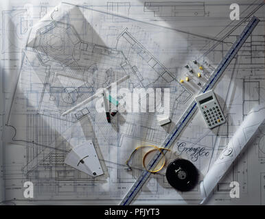 Architekturentwürfe mit Lineal, Taschenrechner und Maßband auf der Oberseite Stockfoto