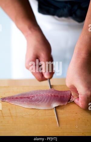 Entfernen der Haut von Stöcker (Aji), close-up Stockfoto