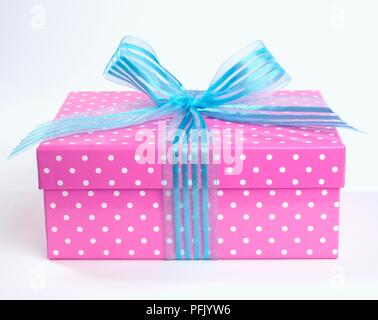 Rosa und weiß getupftem Box mit blauer Schleife gebunden Stockfoto