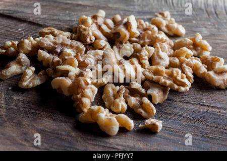 Ohne Schale Walnüsse auf Holz Schneidebrett Hintergrund von Seite Stockfoto