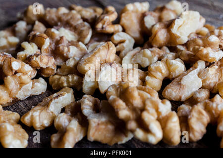Ohne Schale Walnüsse auf Holz Schneidebrett Hintergrund von Seite Nahaufnahme Stockfoto