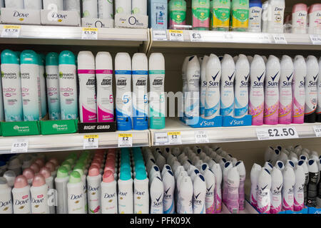 Eine Auswahl von Frauen anti-perspirant deodorant Produkte für den Verkauf in einem britischen Supermarkt Stockfoto