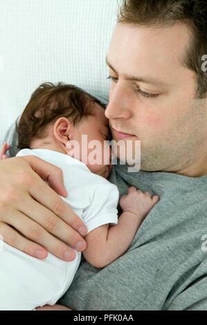 Mann mit schlafenden Baby Boy, close-up Stockfoto