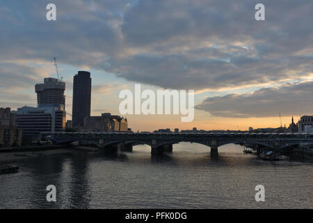 LONDON, ENGLAND - 18. JUNI 2016: Sonnenuntergang Stadtbild von Millennium Bridge und Themse, London, Großbritannien Stockfoto