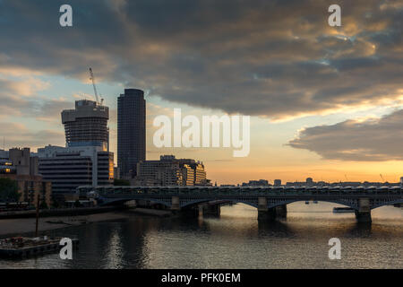 LONDON, ENGLAND - 18. JUNI 2016: Sonnenuntergang Stadtbild von Millennium Bridge und Themse, London, Großbritannien Stockfoto