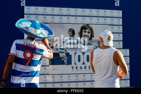 QPR Fans vorbei an einer 100 Jahre an der Loftus Road Vorzeichen vor dem Himmel Wette WM-Spiel im Loftus Road, London. Stockfoto