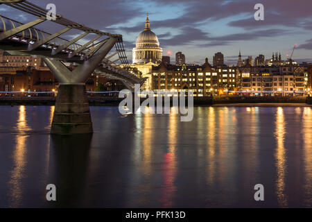 LONDON, ENGLAND - 18. JUNI 2016: Nacht Foto von Millennium Bridge und St. Paul Kathedrale, London, Großbritannien Stockfoto