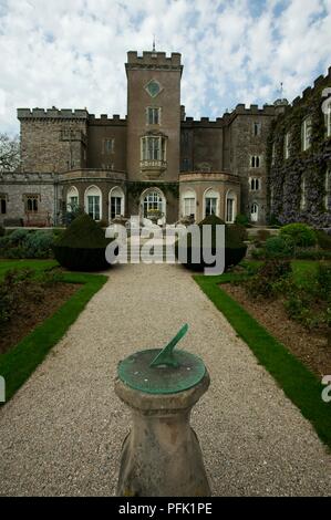 Grossbritannien, England, Devon, Kenton, Powderham Castle, Fußweg bis zum Schloss, mit Sonnenuhr im Vordergrund. Stockfoto