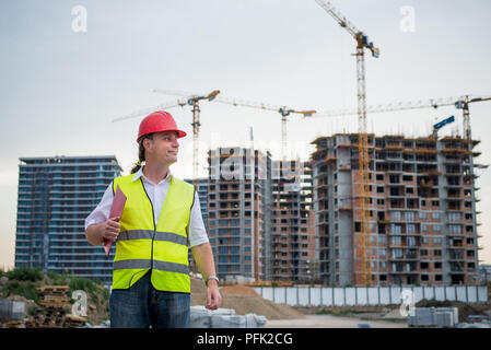 Polier auf der Baustelle tragen reflektierende westen Arbeiten am Gehäuse Projekt Stockfoto
