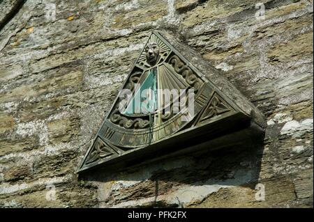 Grossbritannien, England, Cornwall, Padstow, Sonnenuhr an der Fassade des St petroc's Kirche Stockfoto