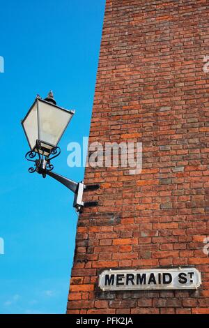 Grossbritannien, England, East Sussex, Roggen, altmodische Straßenlaterne auf stein Wand von Gebäude auf Mermaid Street Stockfoto