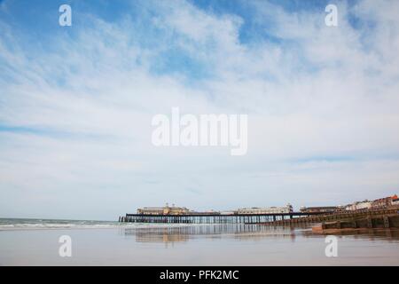 Grossbritannien, England, East Sussex, Hastings, Pelham Pier von Strand bei Ebbe zu sehen Stockfoto