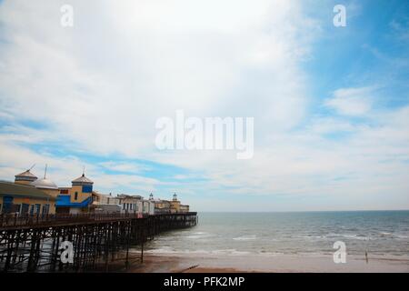 Grossbritannien, England, East Sussex, Hastings, Pelham Pier von Strand bei Ebbe zu sehen Stockfoto