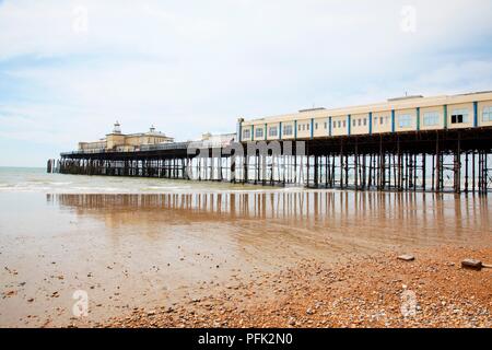 Grossbritannien, England, East Sussex, Hastings, Pelham Pier von Strand bei Ebbe zu sehen Stockfoto
