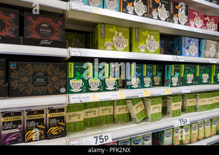 Boxen von verschiedenen Tees, die für den Verkauf in den Regalen der Supermärkte in ein Tesco Express, Vereinigtes Königreich Stockfoto