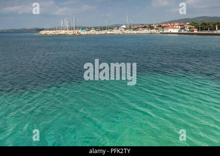 Panoramablick auf den Strand von Nikiti auf Halbinsel Sithonia, Chalkidiki, Zentralmakedonien, Griechenland Stockfoto