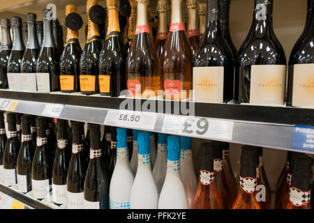 Flaschen Wein auf Anzeige, für den Verkauf in den Regalen der Supermärkte, Vereinigtes Königreich Stockfoto