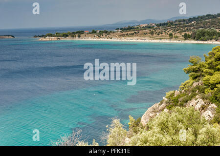 Panoramablick auf den Strand von Agios Ioannis an der Halbinsel Sithonia, Chalkidiki, Zentralmakedonien, Griechenland Stockfoto