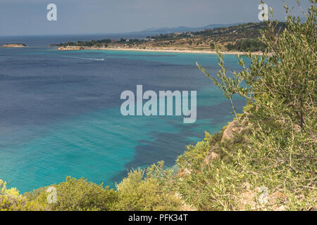 Panoramablick auf den Strand von Agios Ioannis an der Halbinsel Sithonia, Chalkidiki, Zentralmakedonien, Griechenland Stockfoto