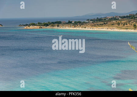 Panoramablick auf den Strand von Agios Ioannis an der Halbinsel Sithonia, Chalkidiki, Zentralmakedonien, Griechenland Stockfoto