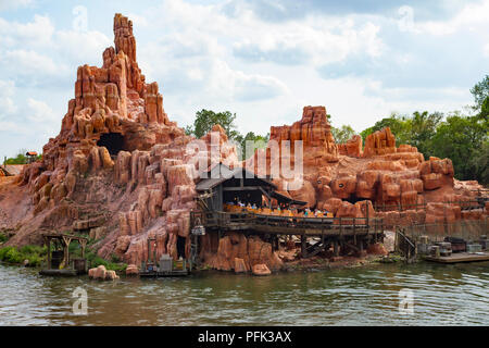 Big Thunder Mountain Railroad Fahrt im magischen Königreich, Walt Disney World, Orlando, Florida. Stockfoto