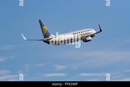 Ryanair EI-DYN Boeing 737-8 als Weg vom Flughafen Manchester entfernt. Stockfoto