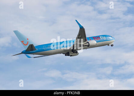 Thomson Airways TUI fliegen Boeing 767 SE-RFS ausziehen aus Manchester Airport Stockfoto