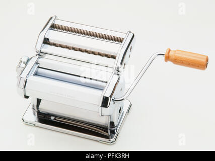 Pasta Maschine mit Holzgriff, hohe Blickwinkel betrachten. Stockfoto