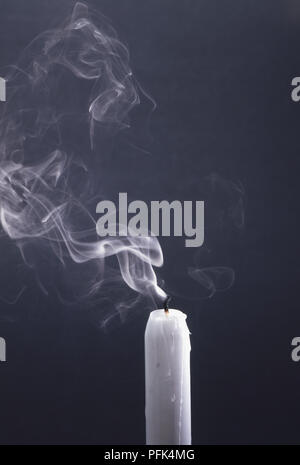 Rauch trailing aus erlischt die weiße Kerze Stockfoto
