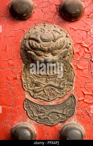 China, Peking, Verbotene Stadt, Kaiserlicher Garten, Leiter des Imperial Lion auf Wand, Detail Stockfoto