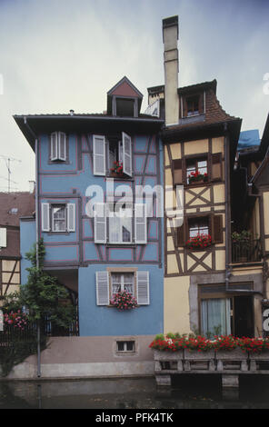 Frankreich, Elsaß, Colmar, Petite Venise, Fachwerkhäusern neben Canal Stockfoto