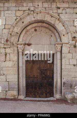 Frankreich, Languedoc-Roussillon, Villefrance de Conflent, Saint Jacques Kirche, Portal Stockfoto
