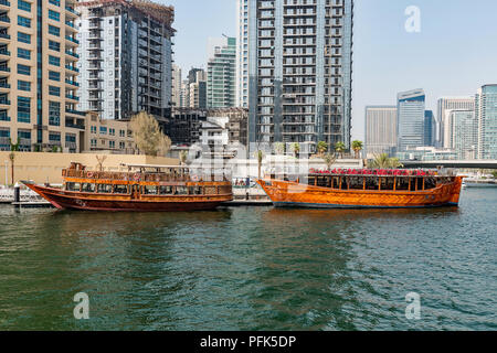 Dhau-kreuzfahrt Boote für Touristen auf dem Dubai Creek, Dubai, V.A.E. Stockfoto