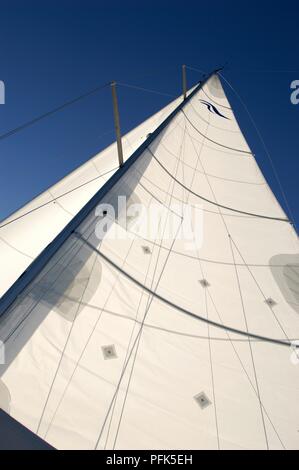 Großsegel der Yacht, Nahaufnahme, Low Angle View Stockfoto