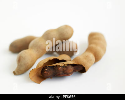 Drei tamarind Pods, eine offene, Samen Stockfoto